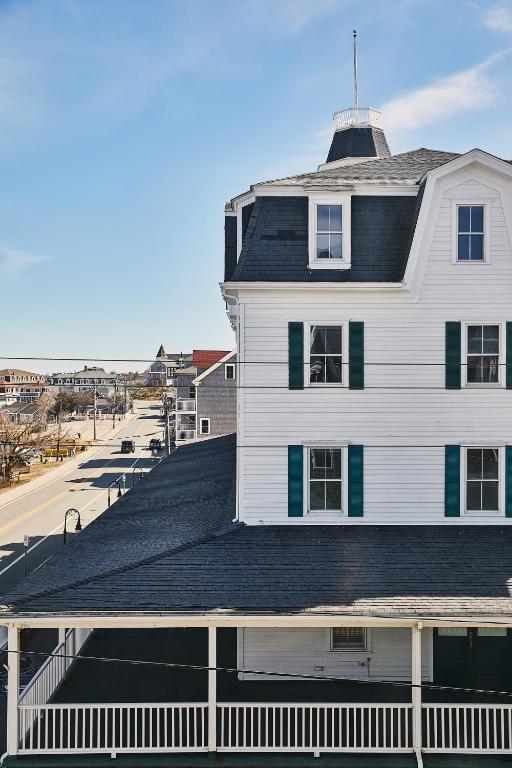 Block Island Beach House - image 7