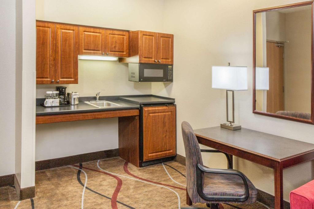 Hawthorn Suites Bloomington - image 6