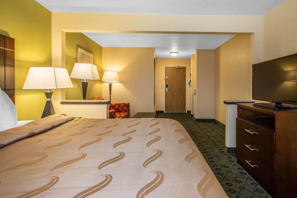 Quality Inn & Suites Bloomington I-55 and I-74 - image 7