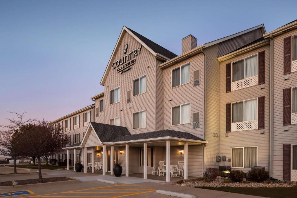 Country Inn & Suites by Radisson Bloomington-Normal Airport IL - main image