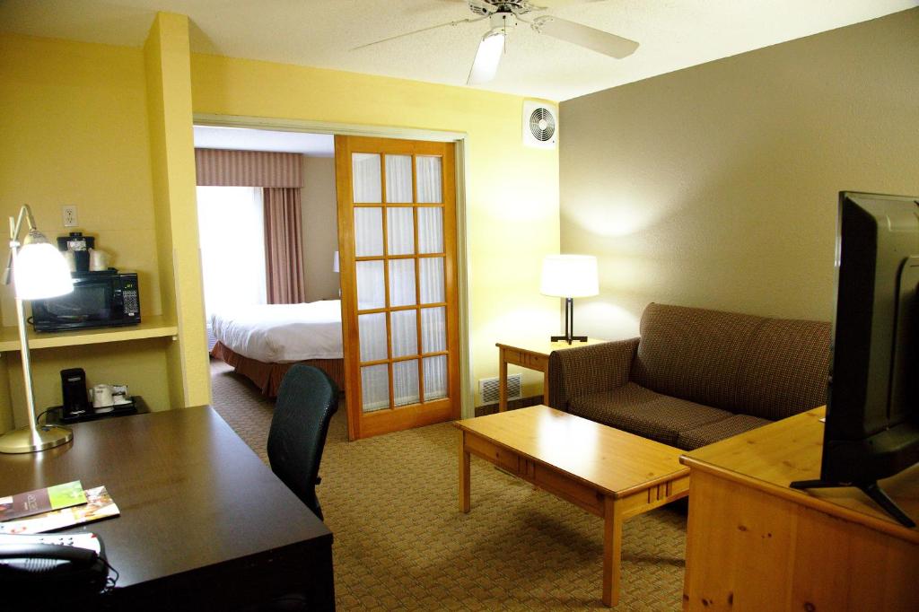 Country Inn & Suites by Radisson Bloomington-Normal West IL - image 4