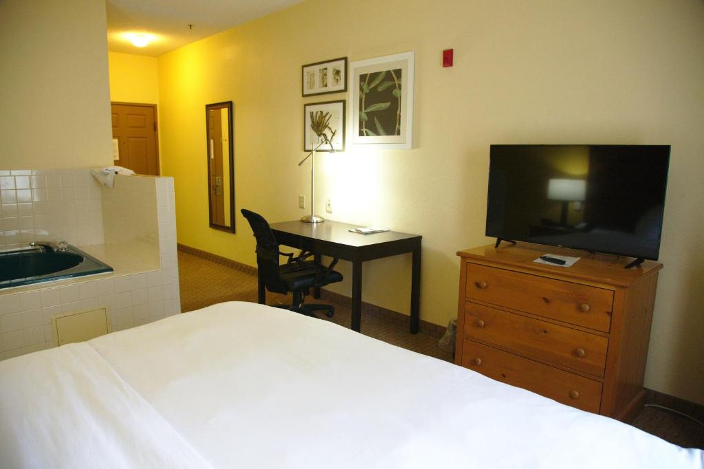 Country Inn & Suites by Radisson Bloomington-Normal West IL - image 7