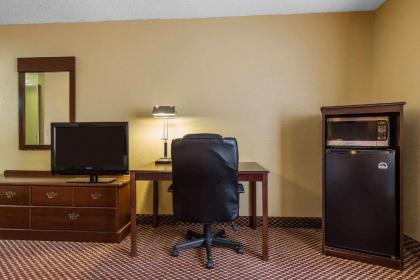 Quality Inn & Suites Bloomington University Area - image 11