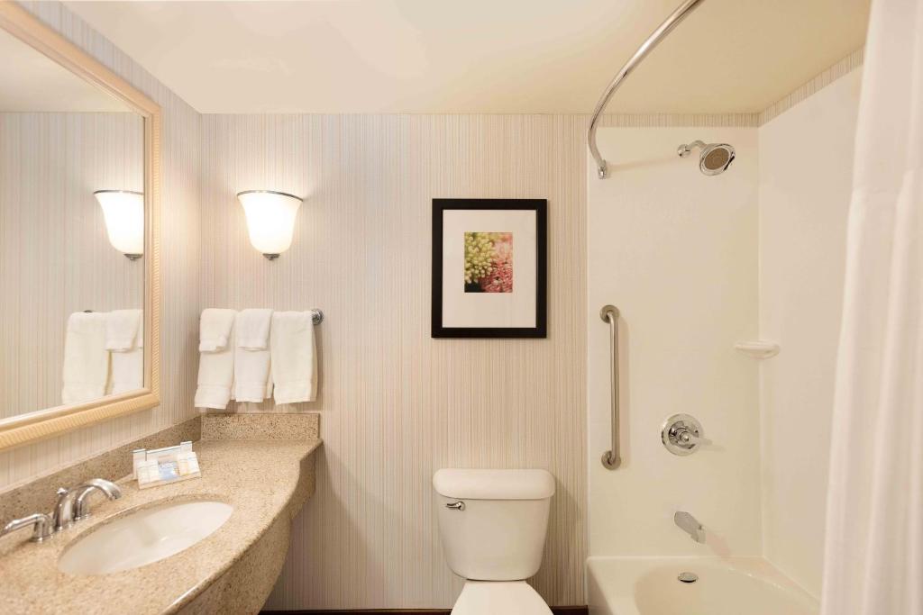 Hilton Garden Inn Bloomington - image 2