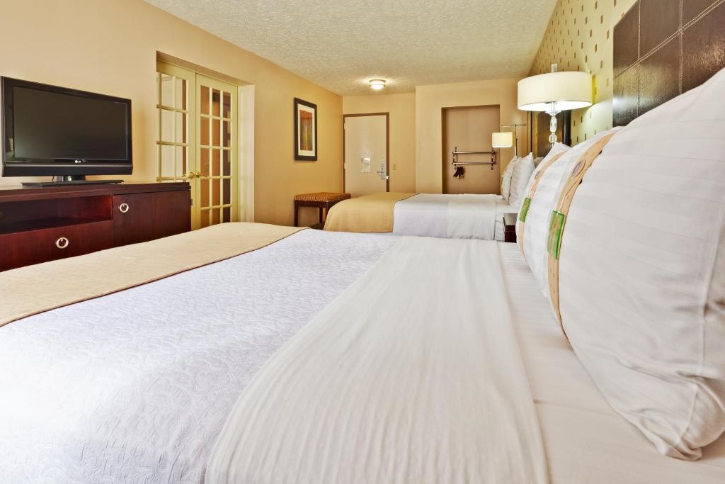 Holiday Inn Bloomington an IHG Hotel - image 3