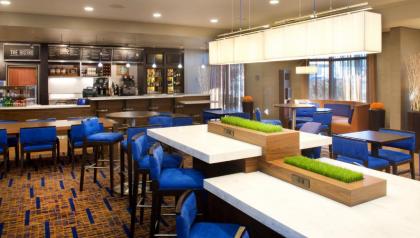 Courtyard by Marriott Bloomington - image 2