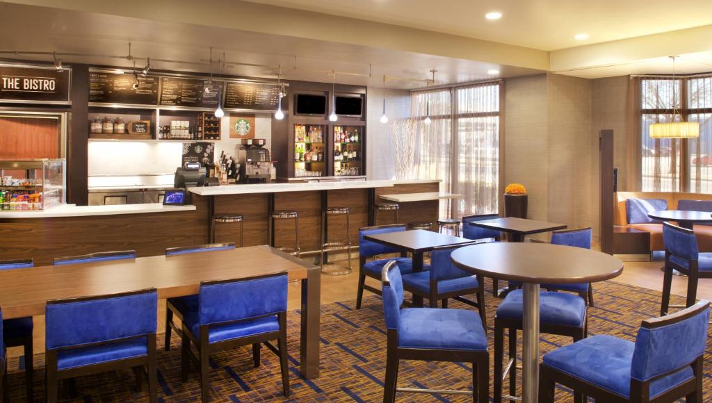 Courtyard by Marriott Bloomington - image 3