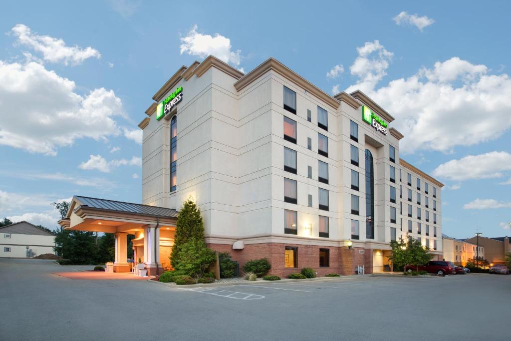 Holiday Inn Express Hotel & Suites Bloomington an IHG Hotel - main image