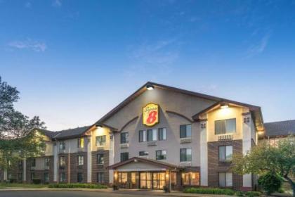 Super 8 by Wyndham Bloomington/Airport - image 2