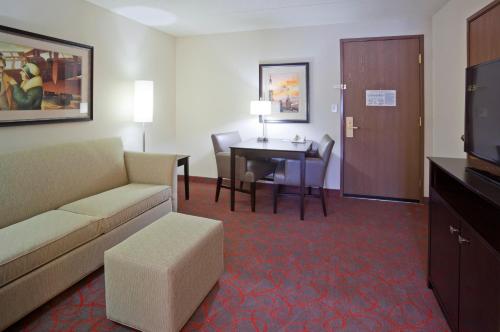 Holiday Inn Express & Suites Bloomington West an IHG Hotel - image 2