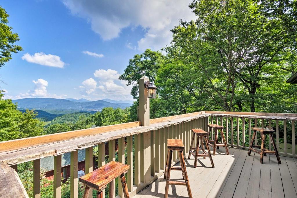 Cabin with Hot Tub and Mountain Views 15 Min to Boone - main image