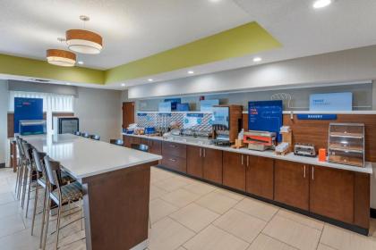 Holiday Inn Express Hotel & Suites Cincinnati-Blue Ash an IHG Hotel - image 17