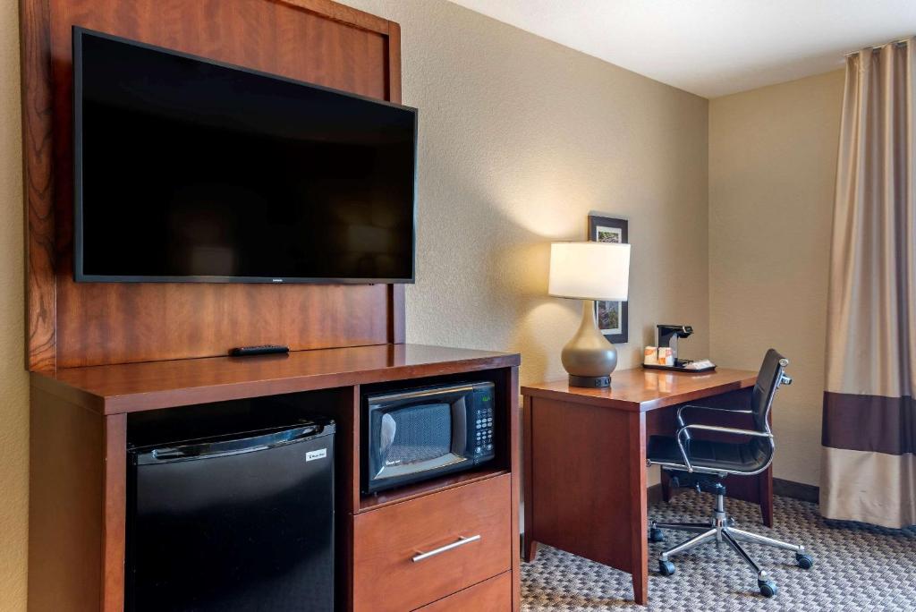 Comfort Inn & Suites Blue Ridge - image 3