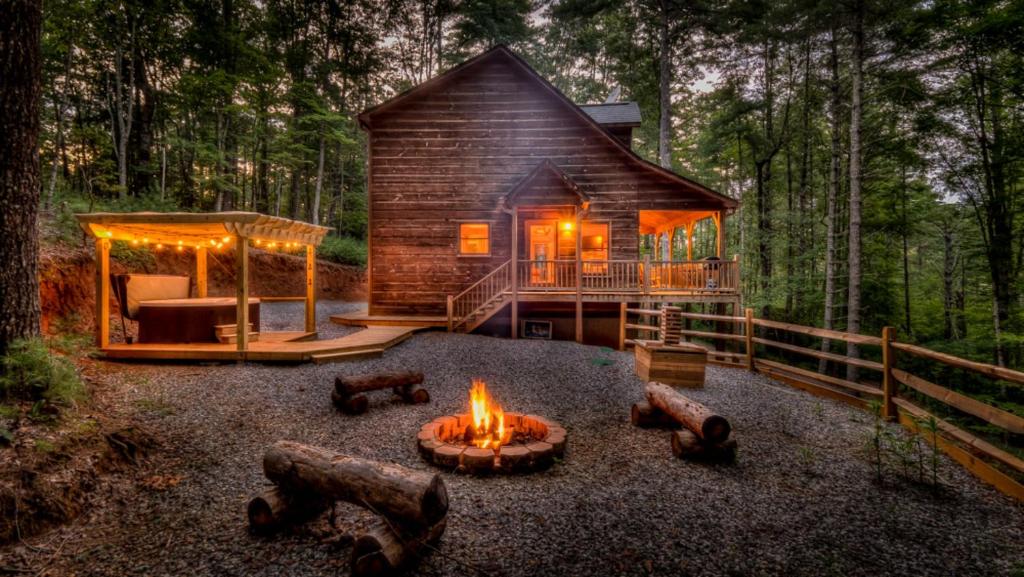 Cozy Cub Cabin by Escape to Blue Ridge - main image