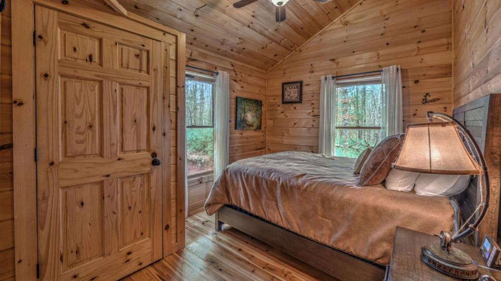 Cozy Cub Cabin by Escape to Blue Ridge - image 2