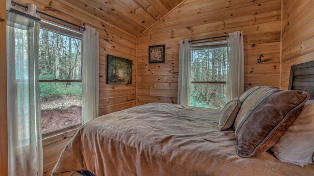 Cozy Cub Cabin by Escape to Blue Ridge - image 3