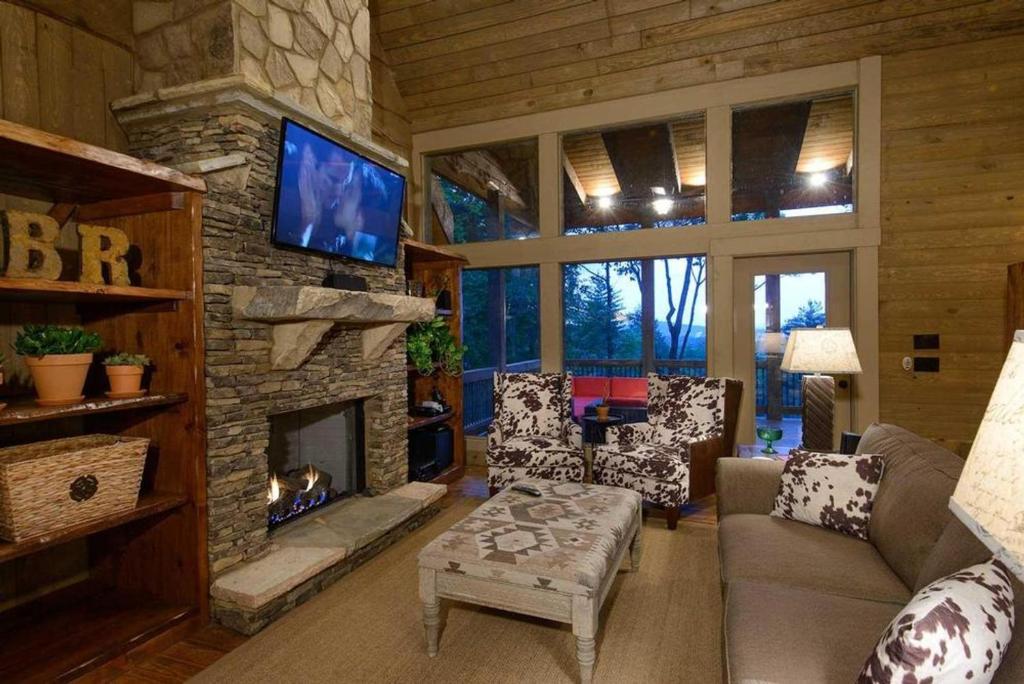 Twin Pine Lodge by Escape to Blue Ridge - image 6