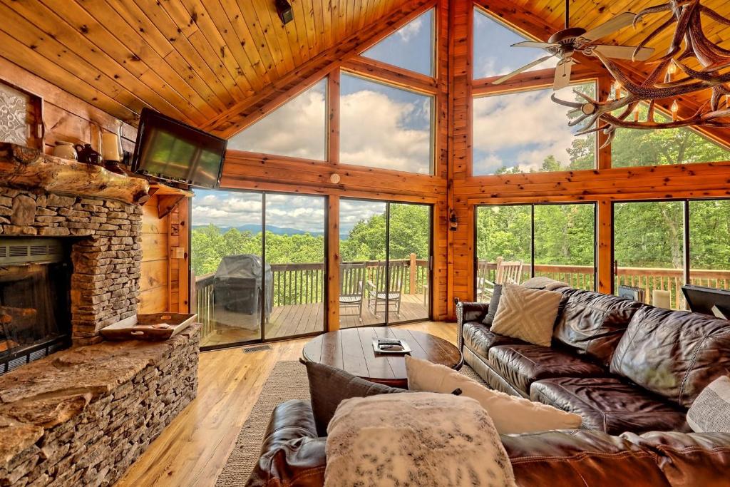 Blue Vista Breathtaking Mtn Views 3 Fireplaces Hot Tub Games 10 Min from DT Blue Ridge! - main image