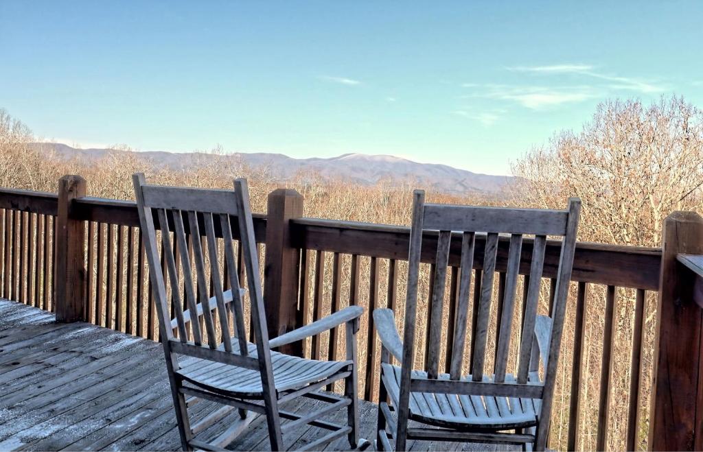 Blue Vista Breathtaking Mtn Views 3 Fireplaces Hot Tub Games 10 Min from DT Blue Ridge! - image 3