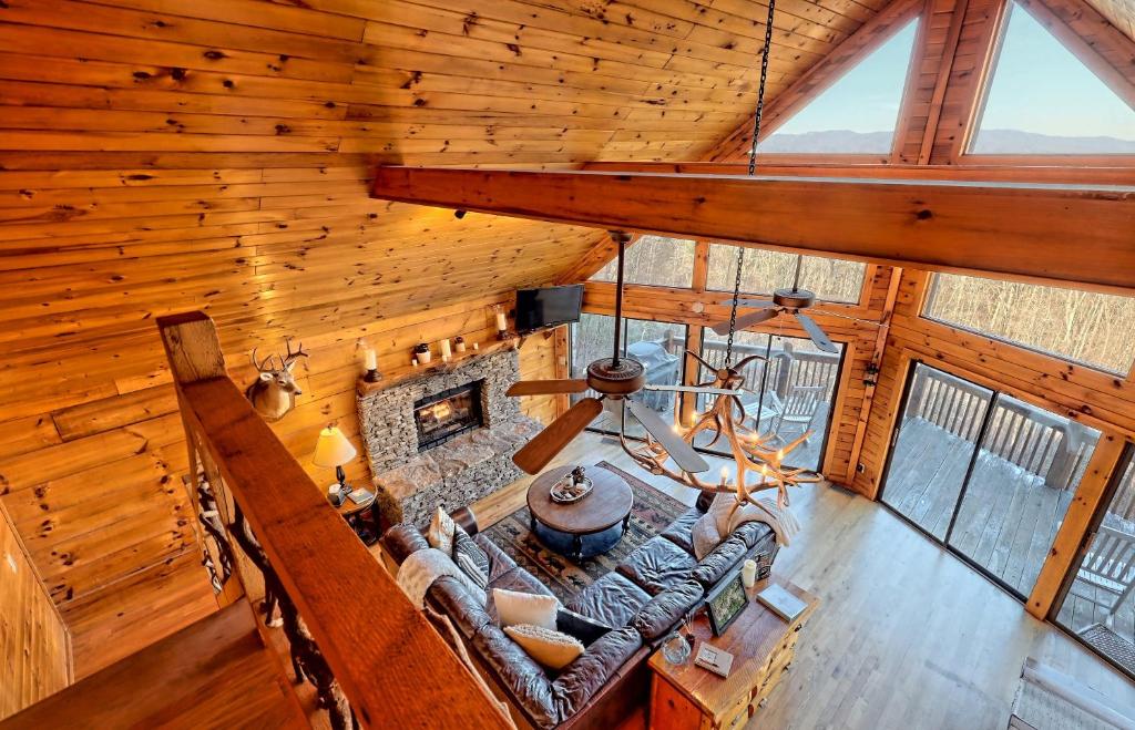 Blue Vista Breathtaking Mtn Views 3 Fireplaces Hot Tub Games 10 Min from DT Blue Ridge! - image 4