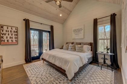 Farmhouse on Pine Terrace by Escape to Blue Ridge - image 13