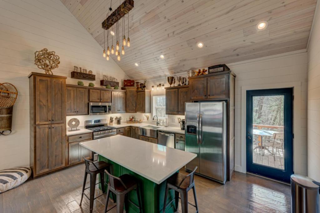 Farmhouse on Pine Terrace by Escape to Blue Ridge - image 7