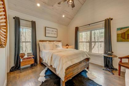 Farmhouse on Pine Terrace by Escape to Blue Ridge - image 9