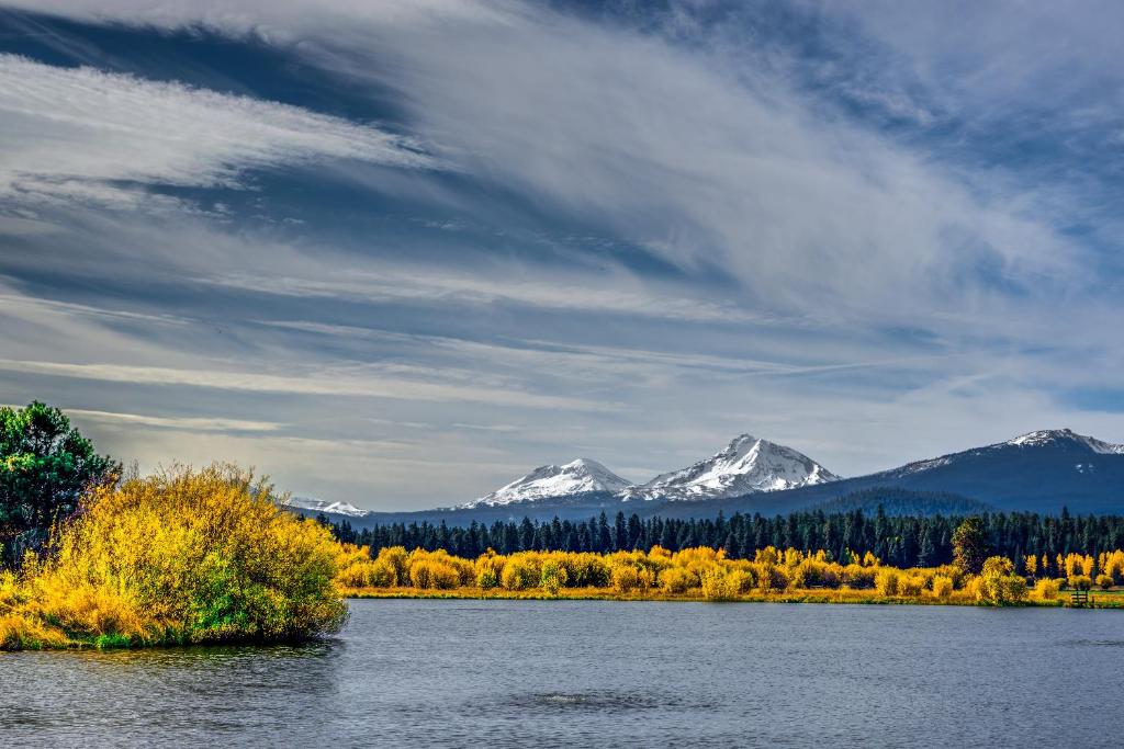 Black Butte Ranch: Hawks Beard Home - image 2