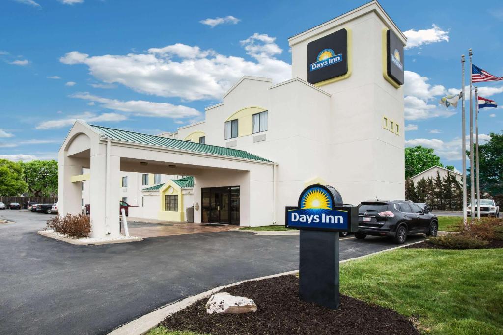 Days Inn by Wyndham Blue Springs - main image