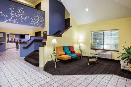 Days Inn by Wyndham Blue Springs - image 3