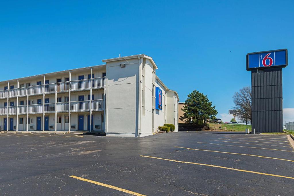 Motel 6-Blue Springs MO - main image