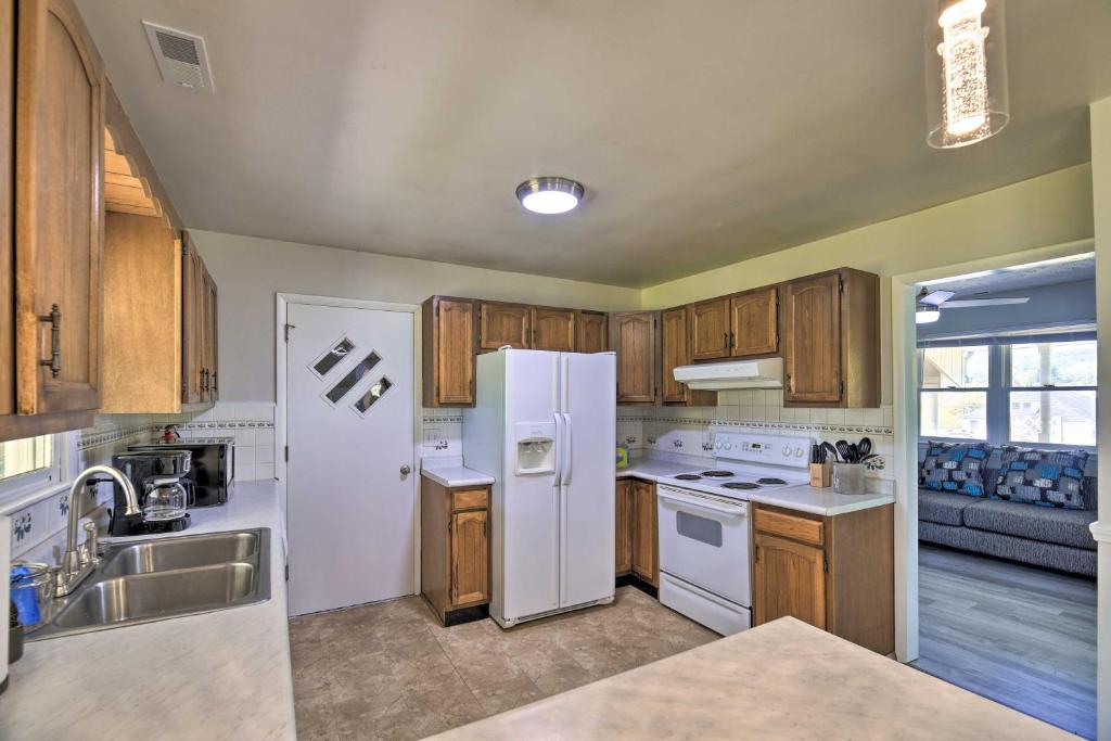 Bluefield Retreat with Pool Table Near Parks! - image 6