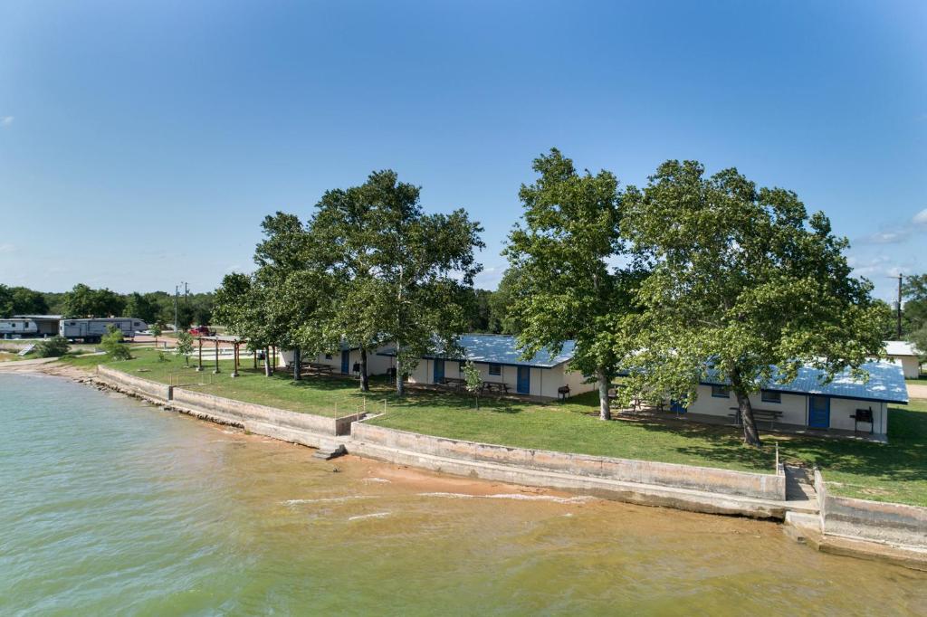 Oasis Lake Buchanan - main image