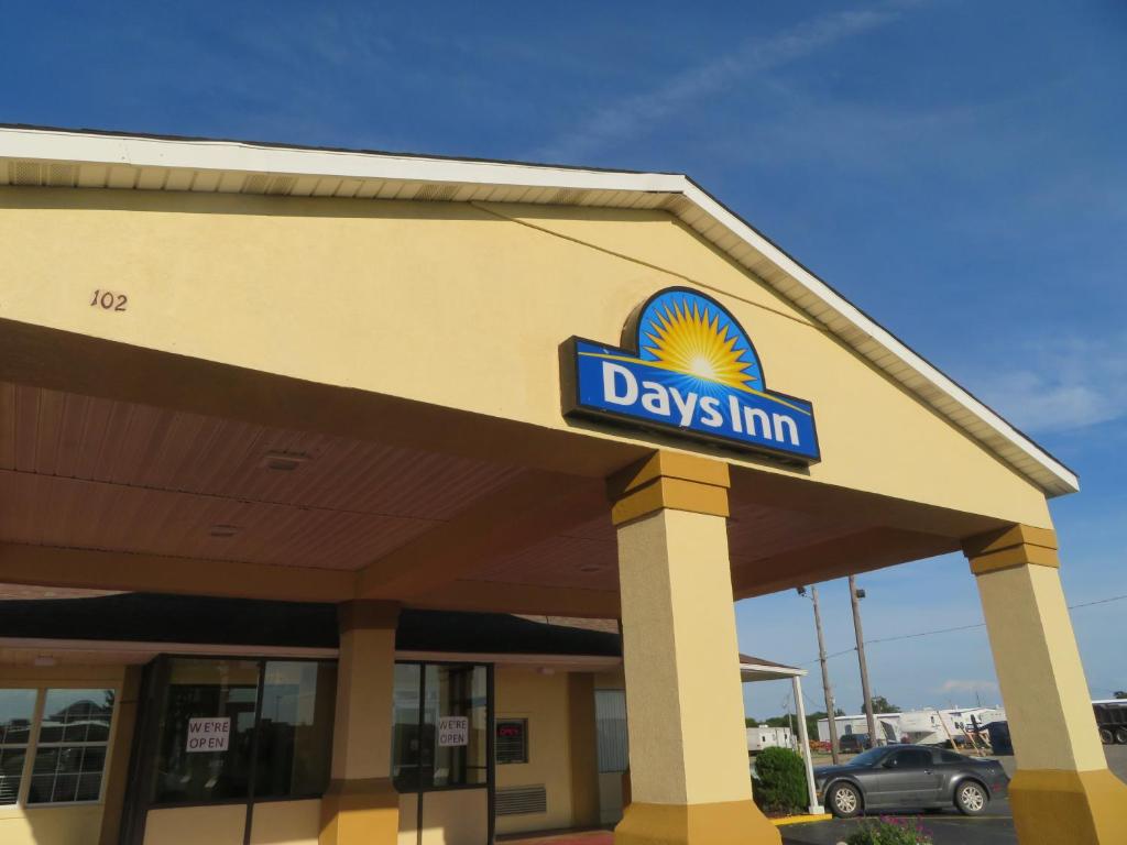 Days Inn by Wyndham Blytheville - image 2