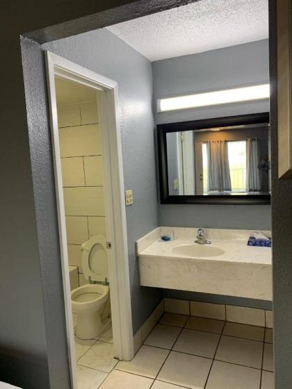 Americas Best Value Inn & Suite - image 11