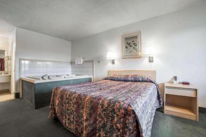 Rodeway Inn - image 14