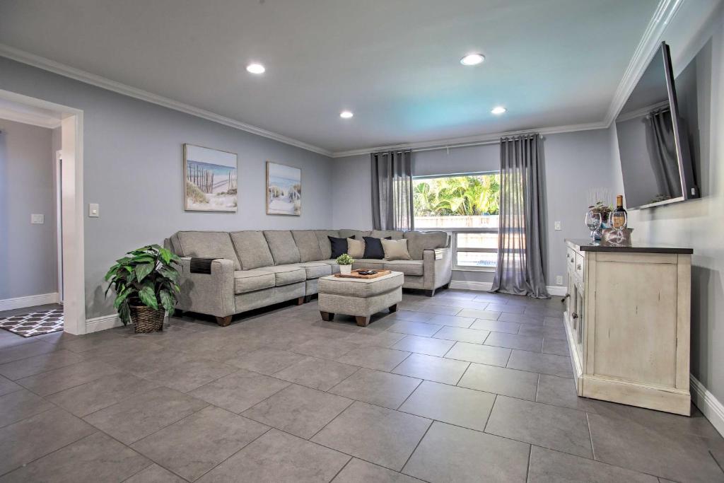 Pet-friendly Paradise with Pool about 6 Mi to Beach! - image 2