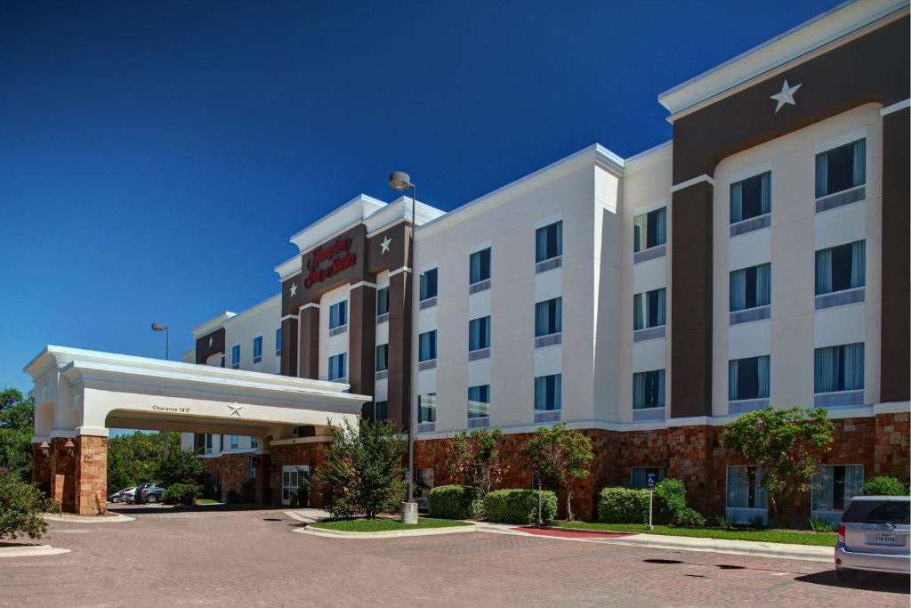 Hampton Inn & Suites Boerne - image 2