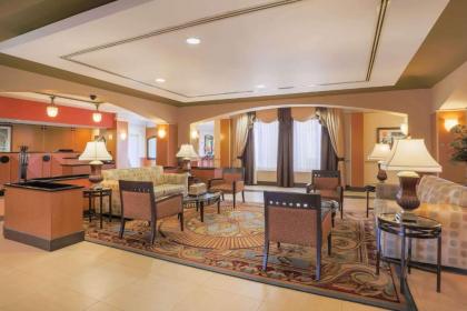 La Quinta by Wyndham Islip - MacArthur Airport - image 10