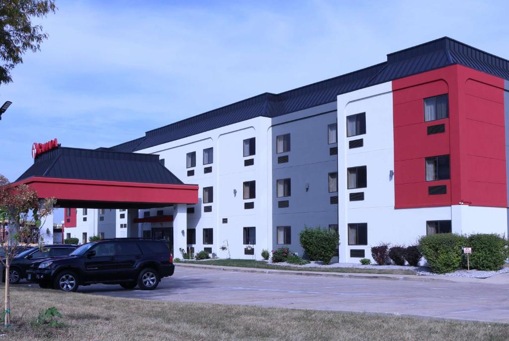 Ramada by Wyndham Bolingbrook - main image