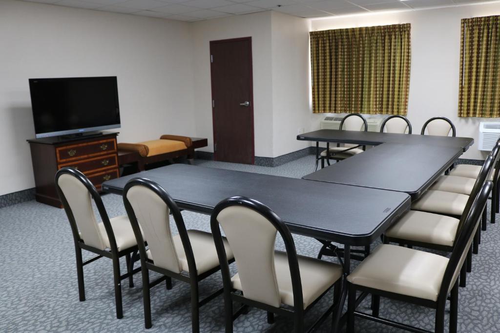 Ramada by Wyndham Bolingbrook - image 2