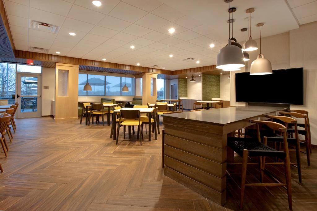 Fairfield Inn & Suites by Marriott Chicago Bolingbrook - image 3