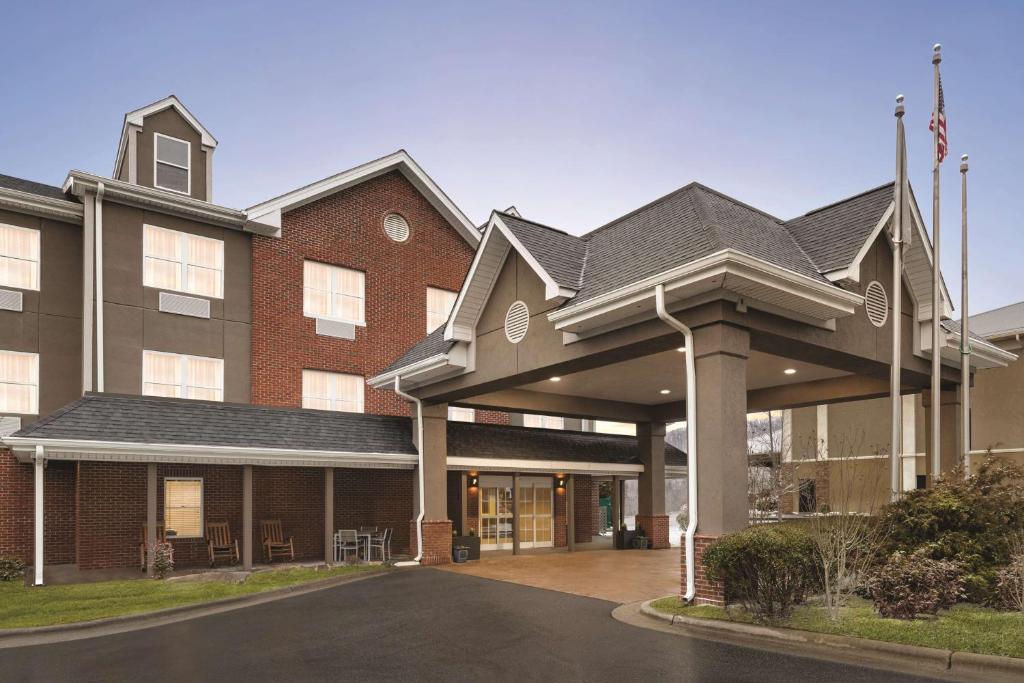 Country Inn & Suites by Radisson Boone NC - main image