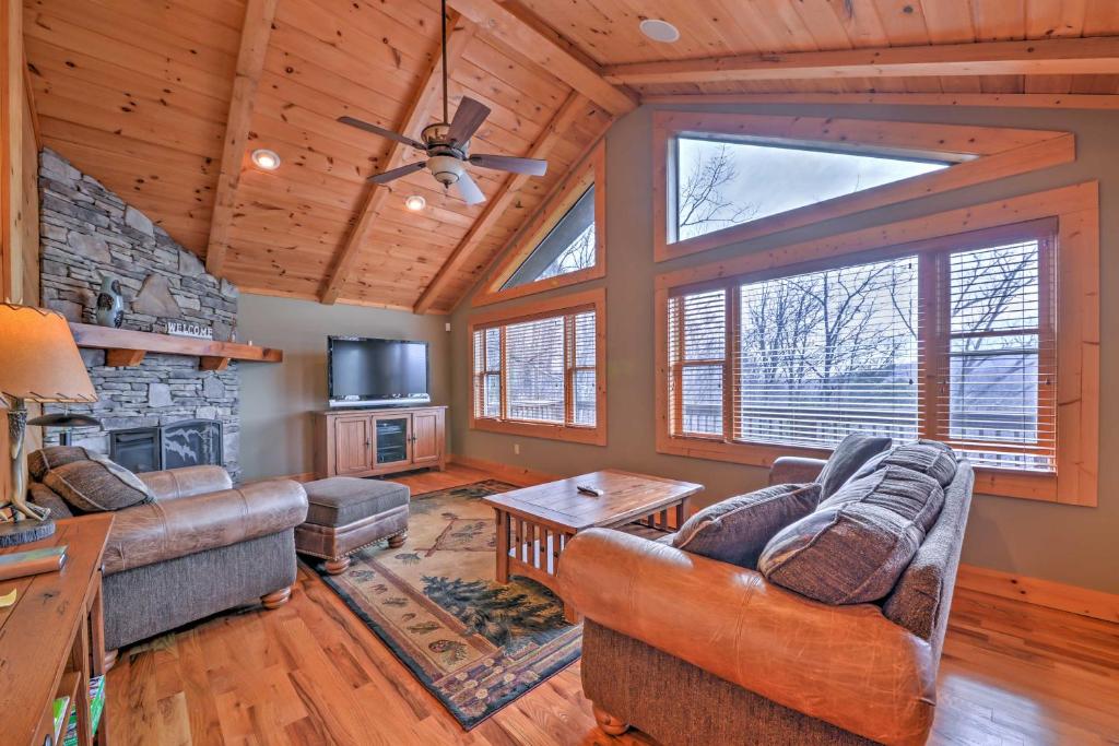 The Cozy Bear Cabin Upscale Deck and Mtn Views! - image 4