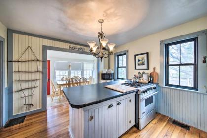 Charming Cottage with Terrace Walk to Harbor! - image 18