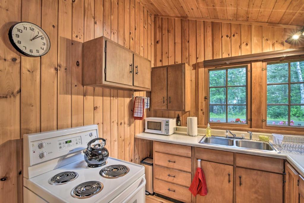 Sprucewold Boothbay Harbor Cottage with Deck - image 5