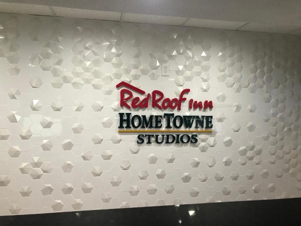 HomeTowne Studios by Red Roof Bordentown - McGuire AFB - image 6