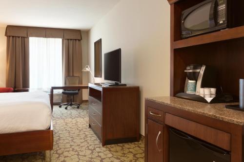 Hilton Garden Inn Boston Logan Airport - image 2