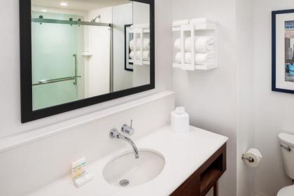 Hampton Inn by Hilton Boston Seaport - image 3