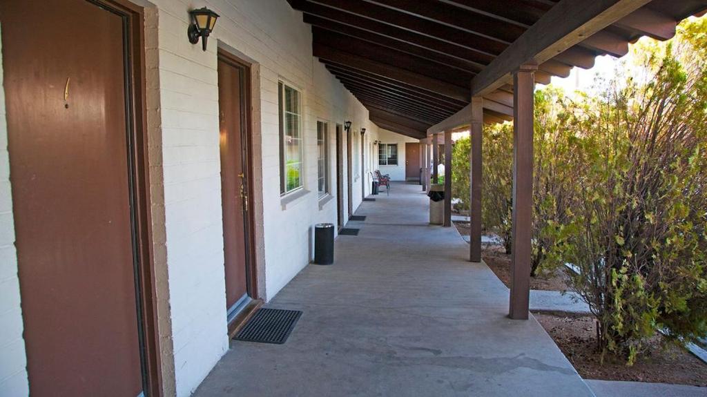 El Rancho Boulder Motel - image 3